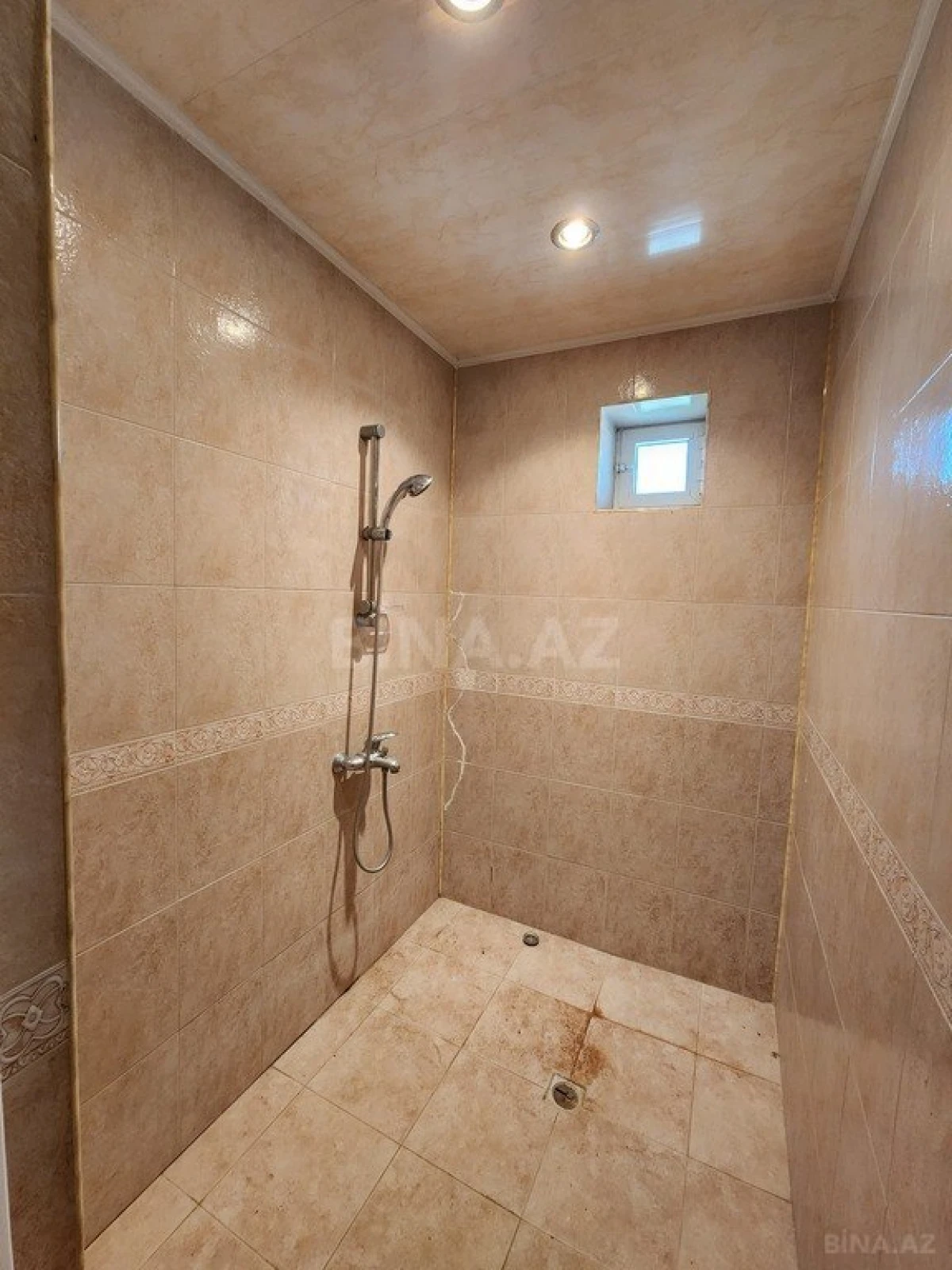 Kirayə verilir 6 otaqlı həyət evi 300 m²