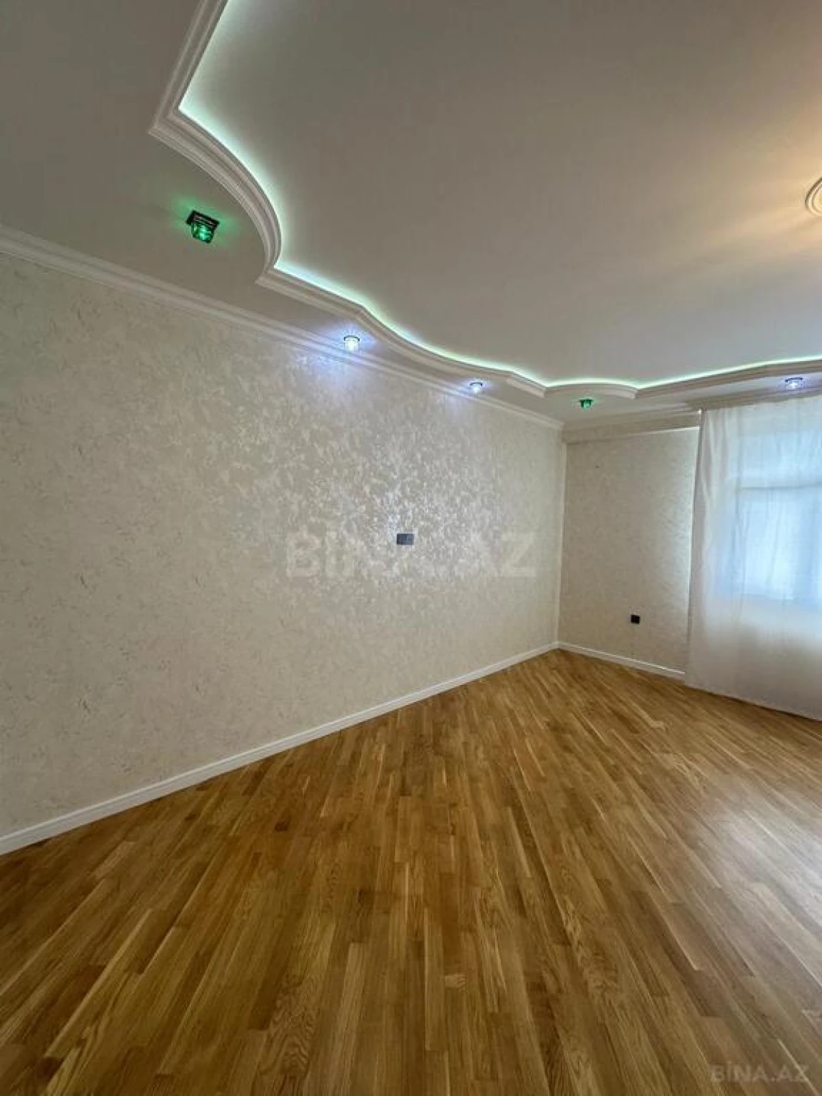 Satılır 3 otaqlı mənzil 135 m²