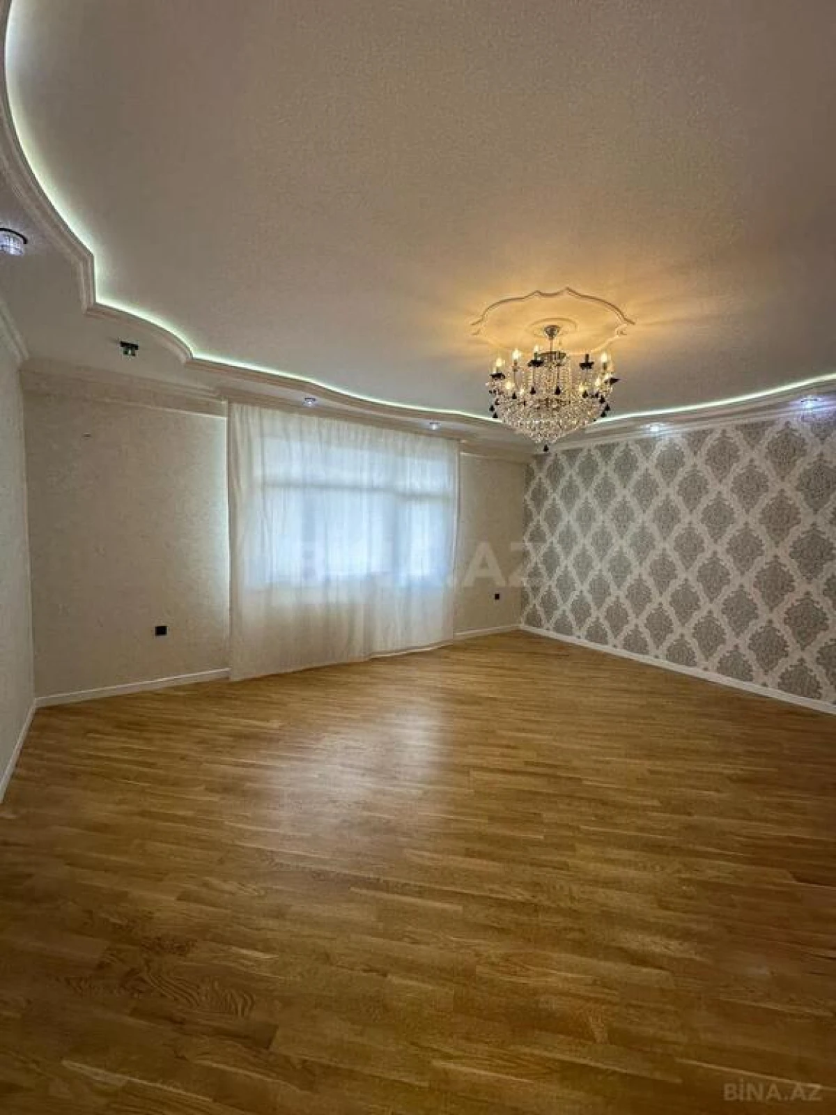 Satılır 3 otaqlı mənzil 135 m²