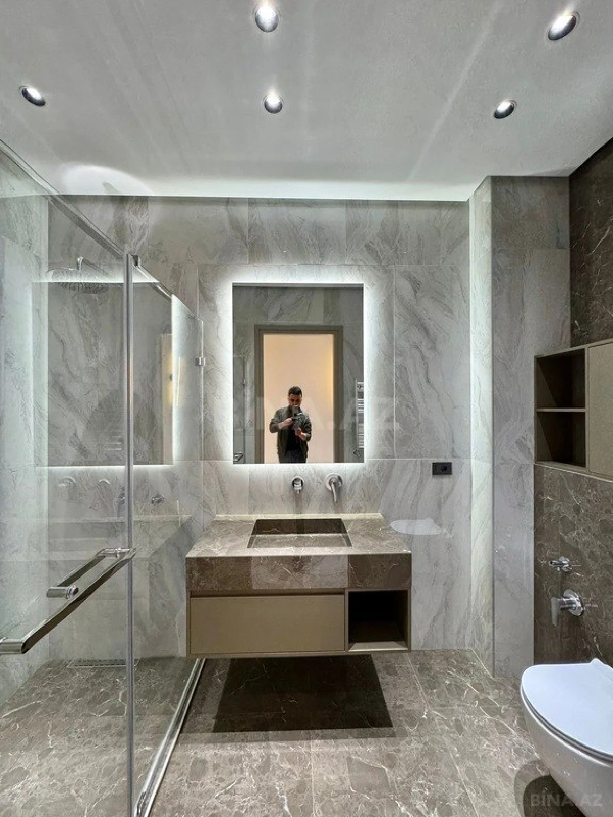 Satılır 4 otaqlı mənzil 200 m²