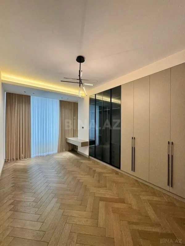 Satılır 4 otaqlı mənzil 200 m²