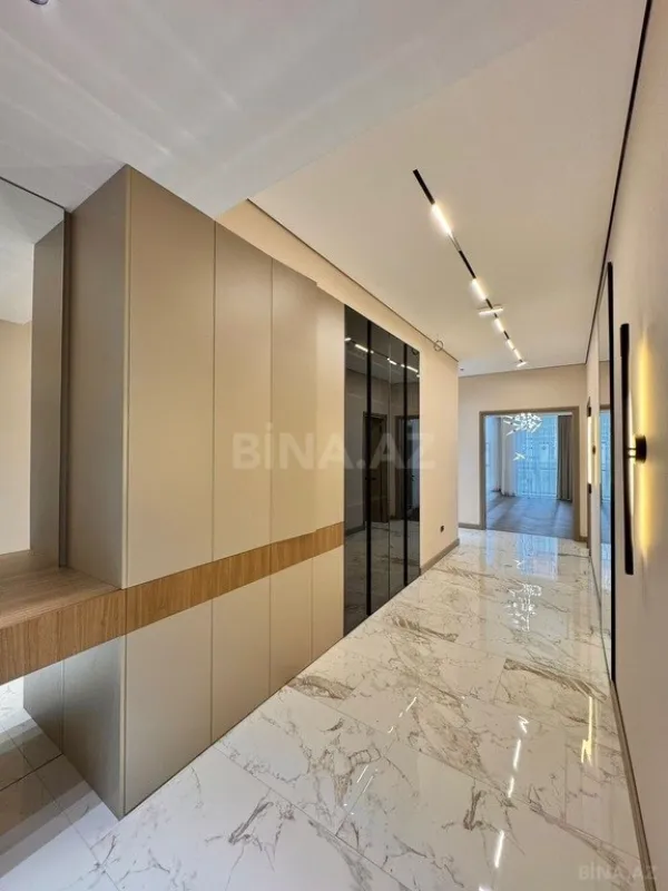 Satılır 4 otaqlı mənzil 200 m²