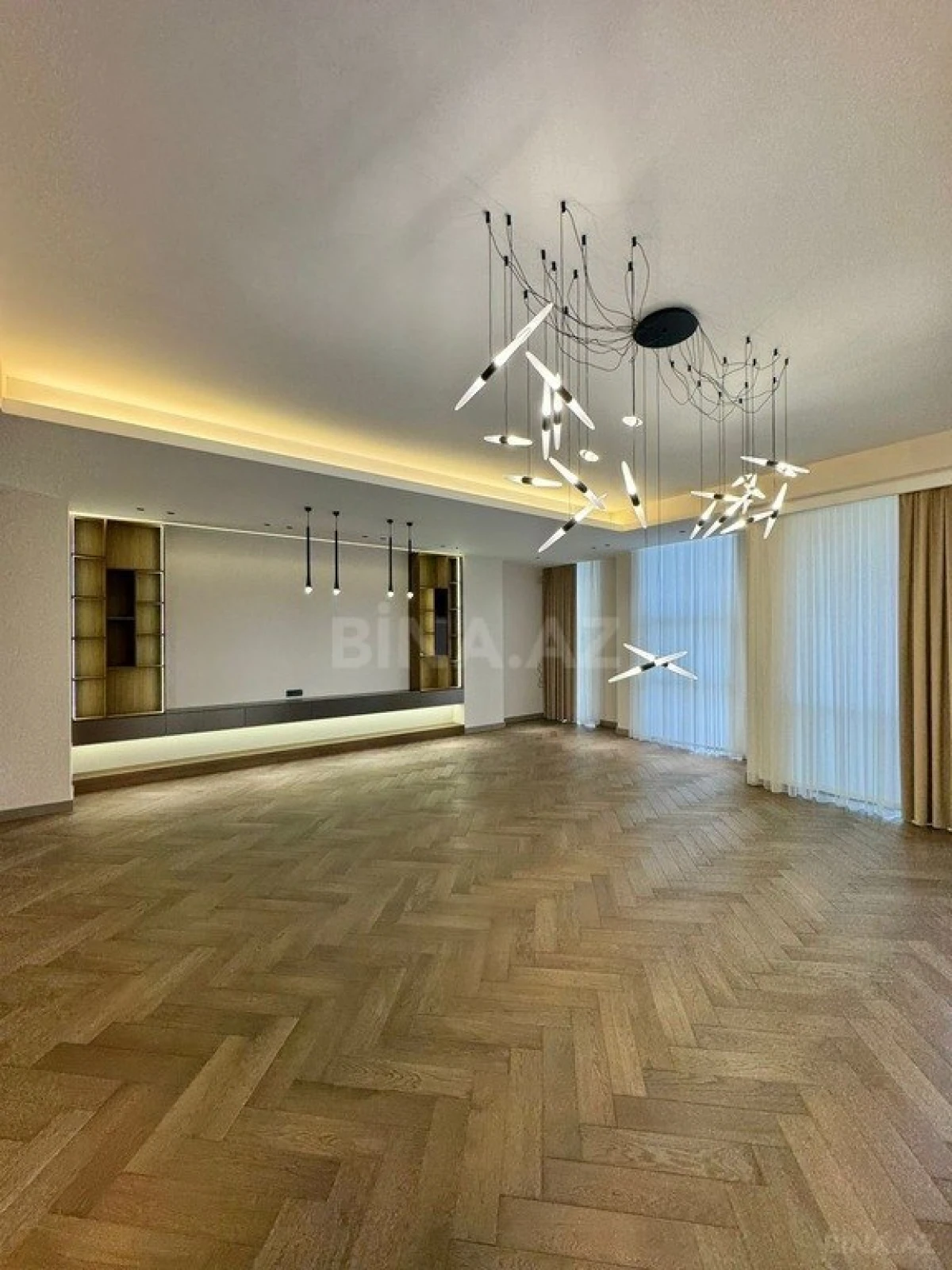 Satılır 4 otaqlı mənzil 200 m²