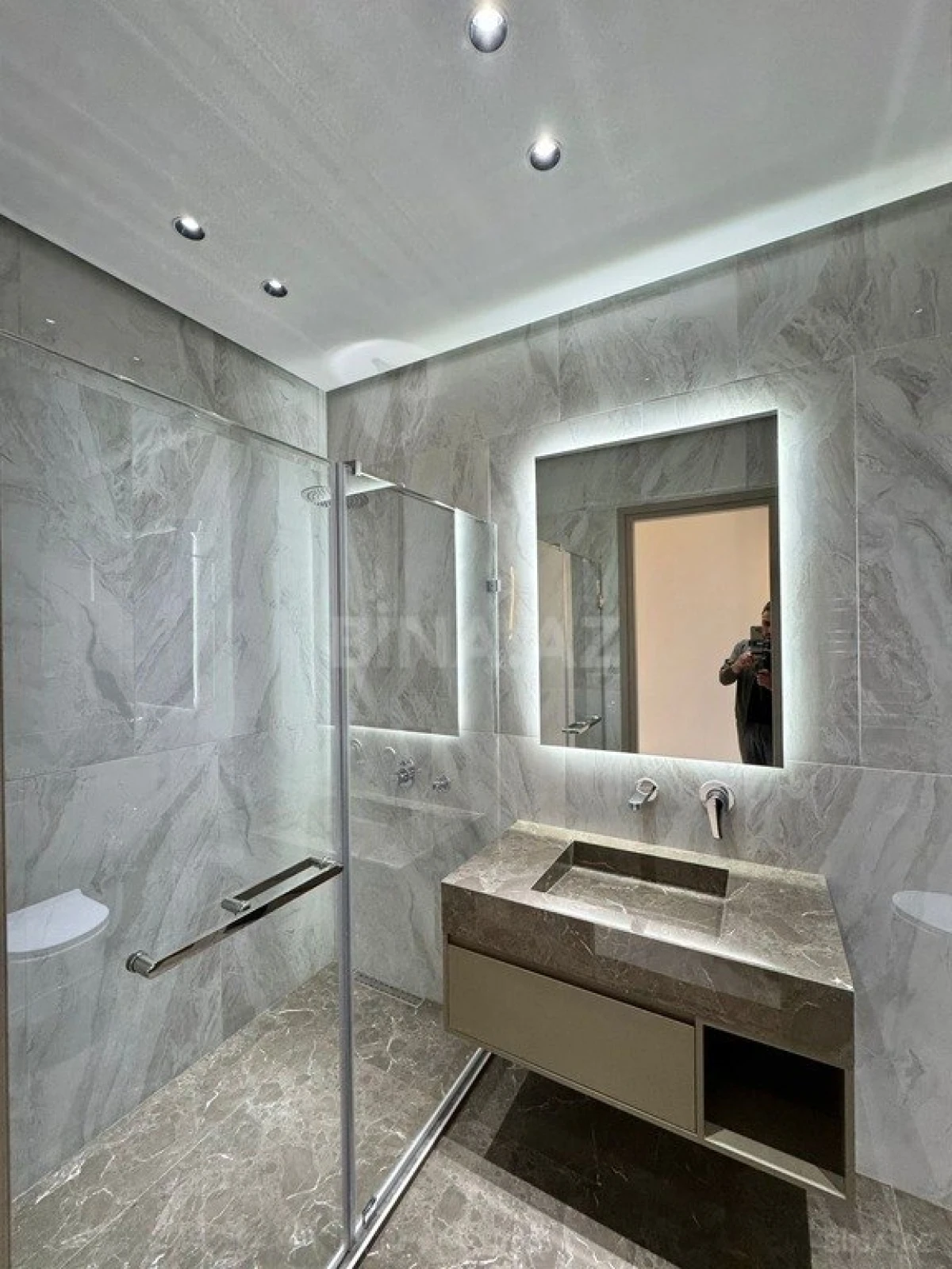 Satılır 4 otaqlı mənzil 200 m²