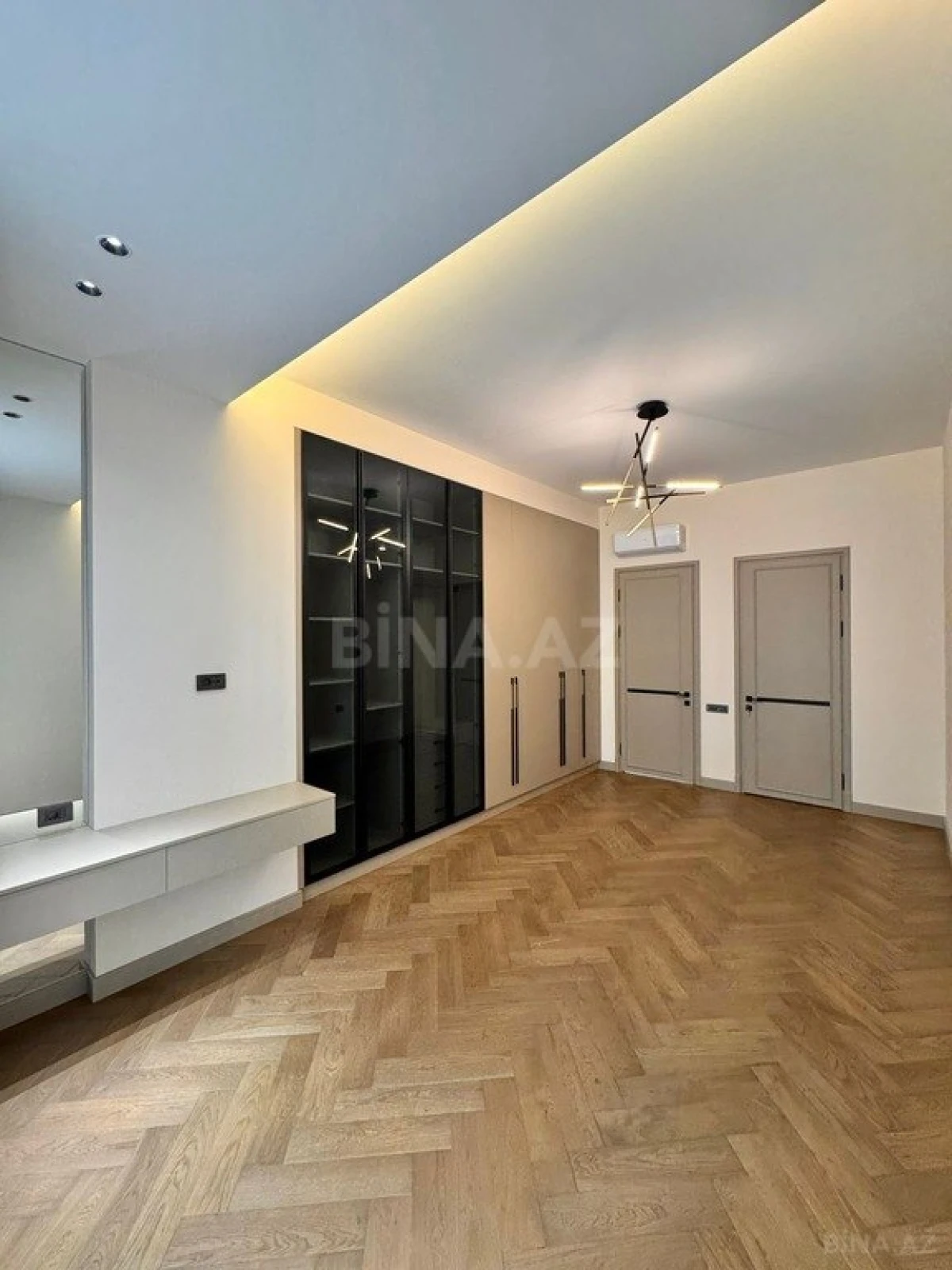 Satılır 4 otaqlı mənzil 200 m²