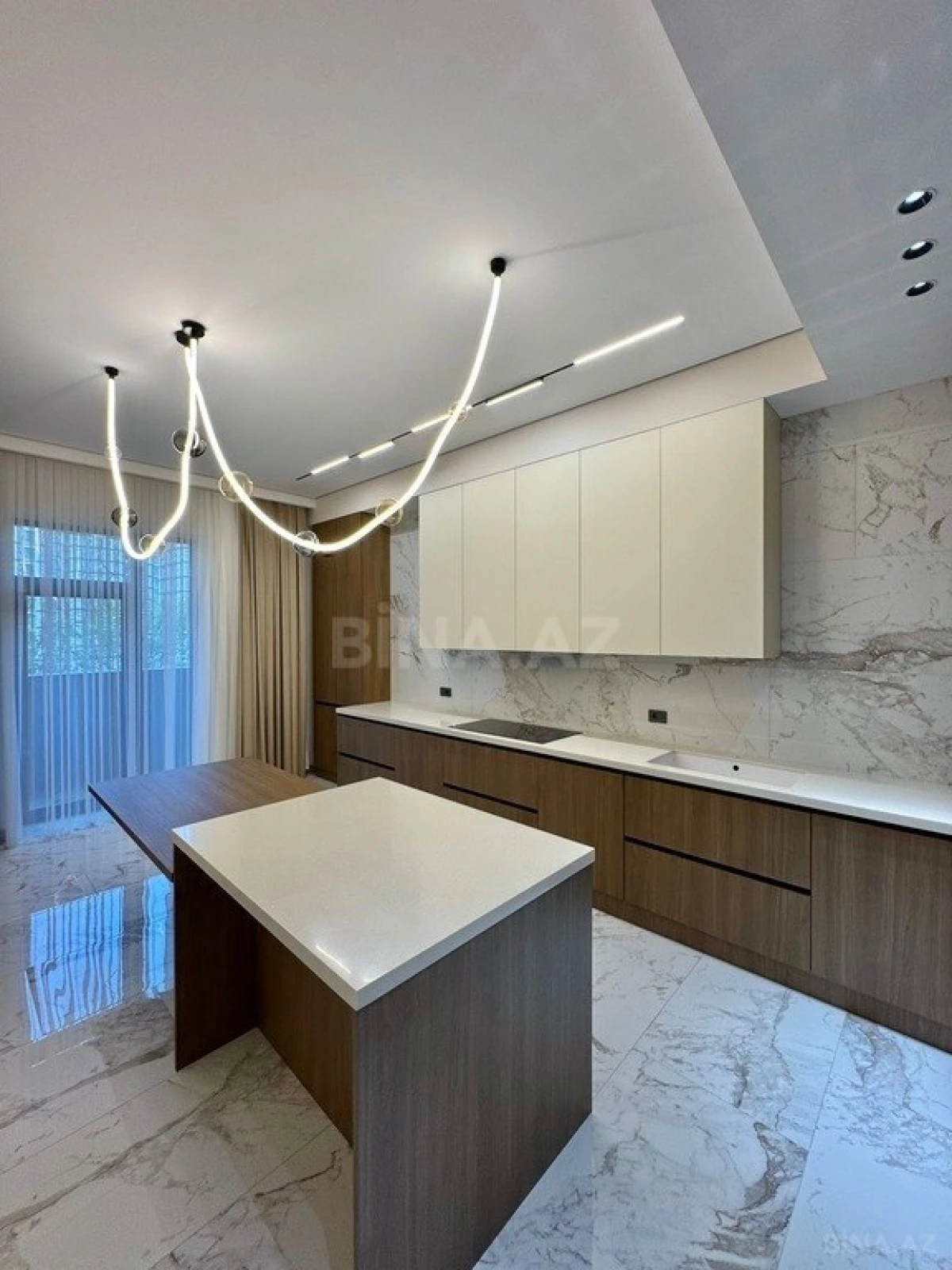 Satılır 4 otaqlı mənzil 200 m²