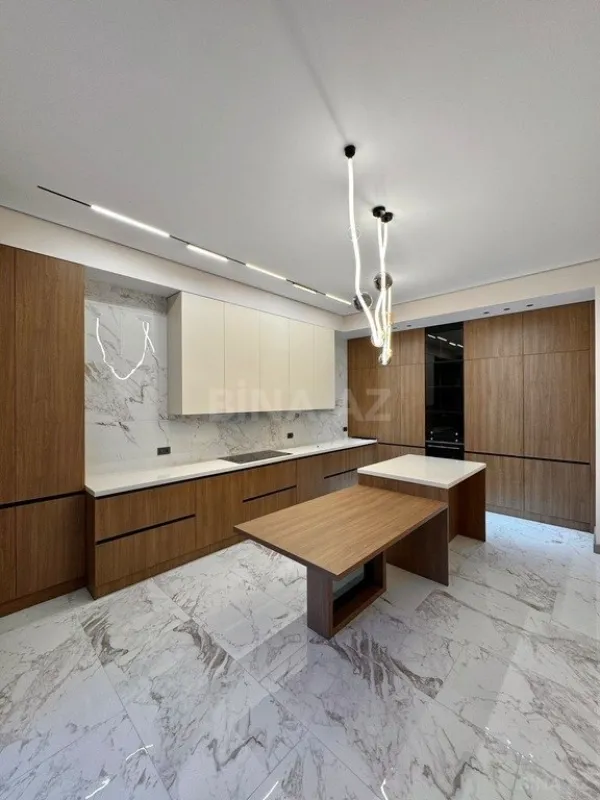 Satılır 4 otaqlı mənzil 200 m²