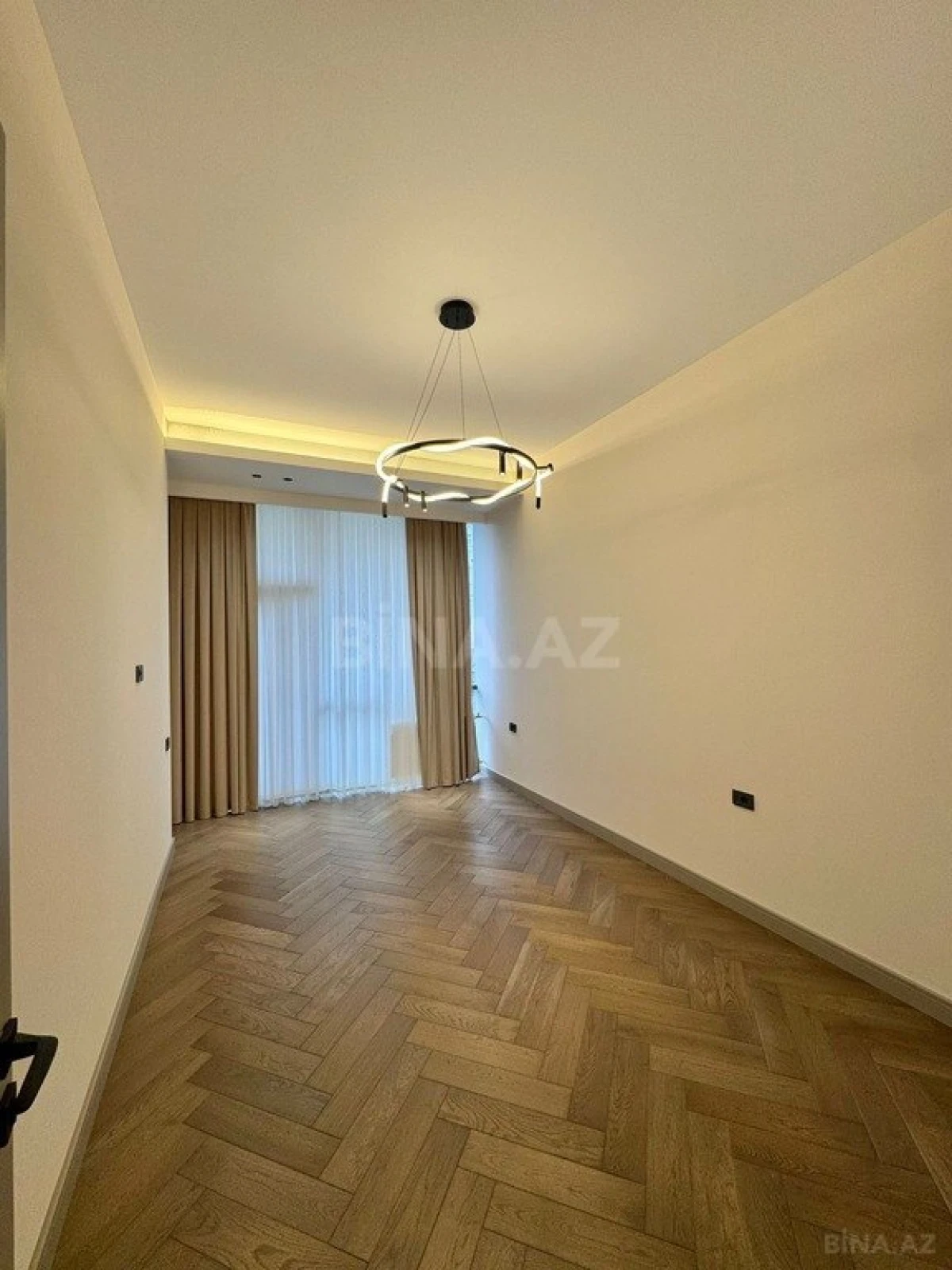 Satılır 4 otaqlı mənzil 200 m²