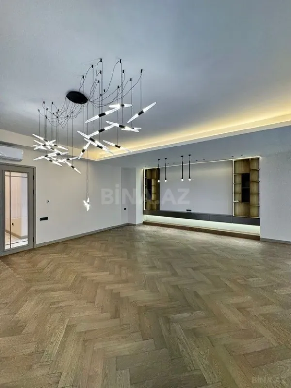 Satılır 4 otaqlı mənzil 200 m²
