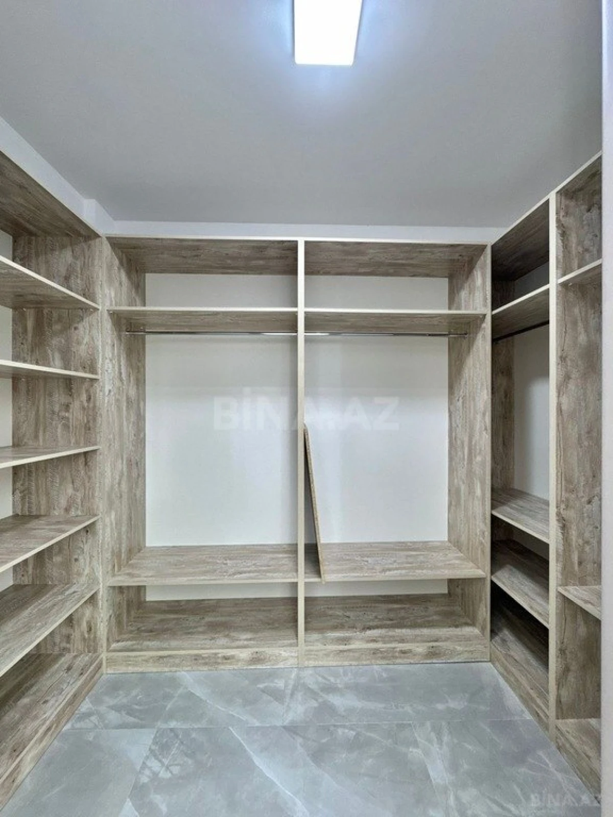 Satılır 4 otaqlı mənzil 245 m²