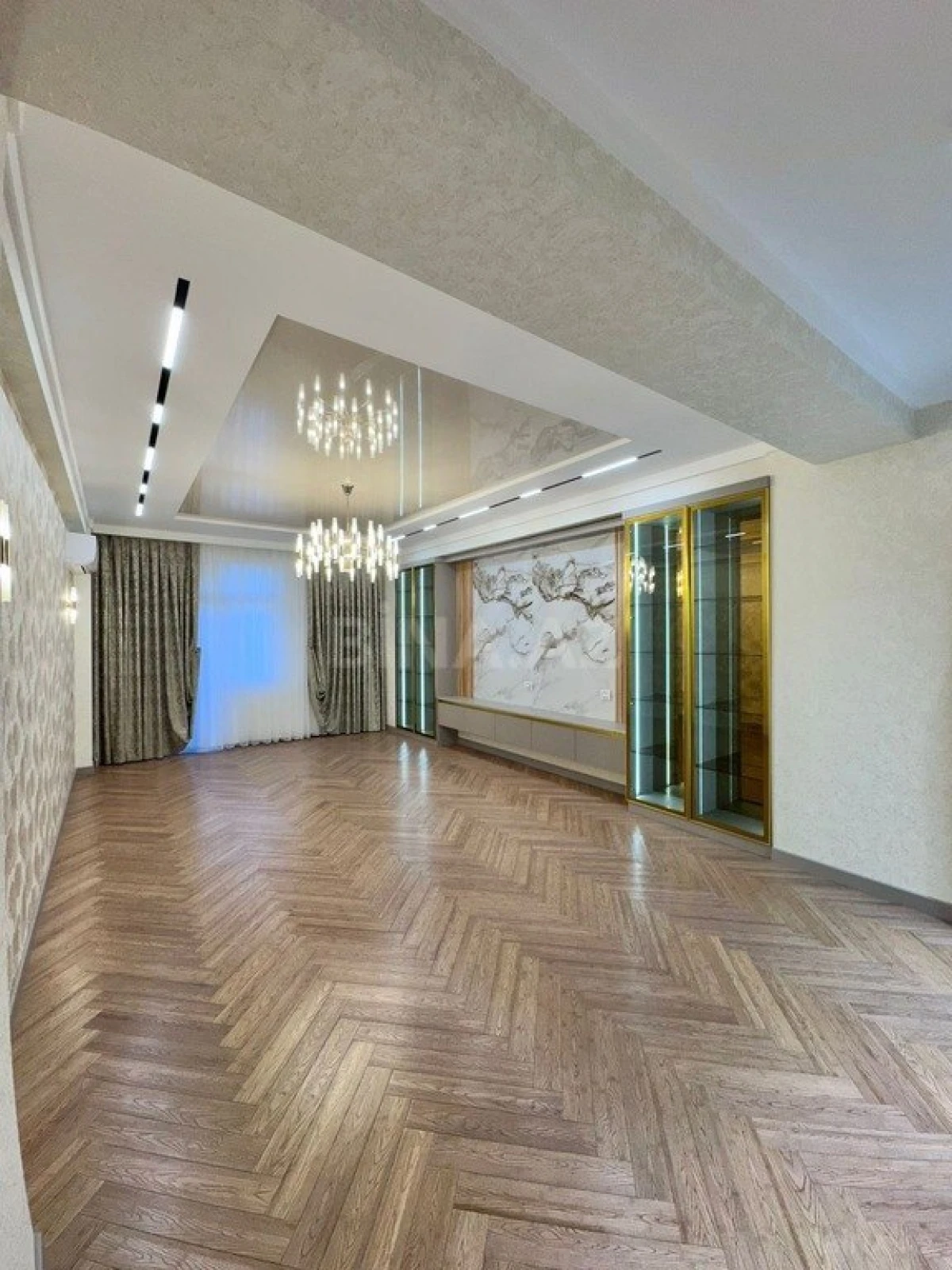 Satılır 4 otaqlı mənzil 245 m²