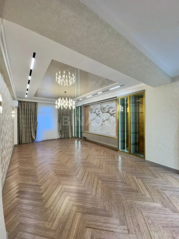 Satılır 4 otaqlı mənzil 245 m²