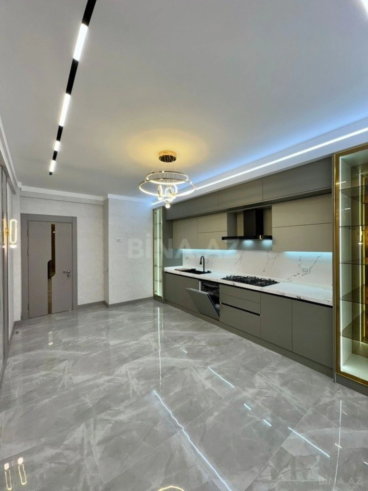 Satılır 4 otaqlı mənzil 245 m²