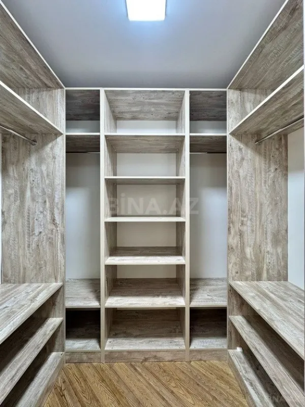 Satılır 4 otaqlı mənzil 245 m²