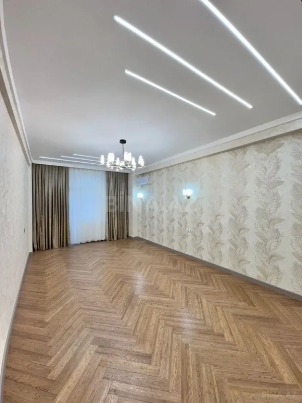 Satılır 4 otaqlı mənzil 245 m²