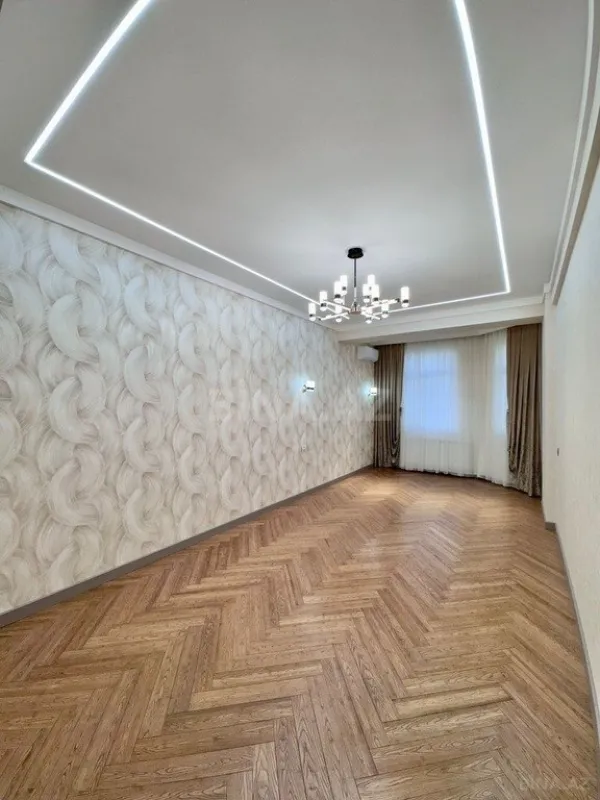 Satılır 4 otaqlı mənzil 245 m²