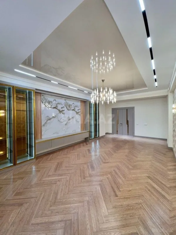 Satılır 4 otaqlı mənzil 245 m²