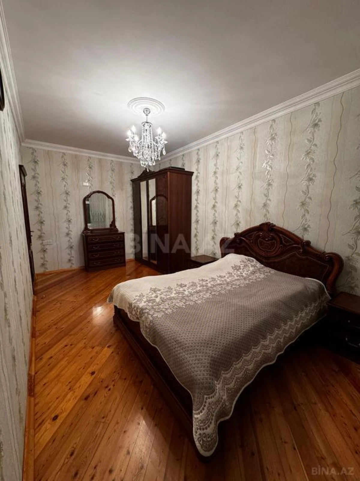 Satılır 4 otaqlı mənzil 130 m²