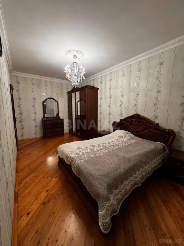 Satılır 4 otaqlı mənzil 130 m²