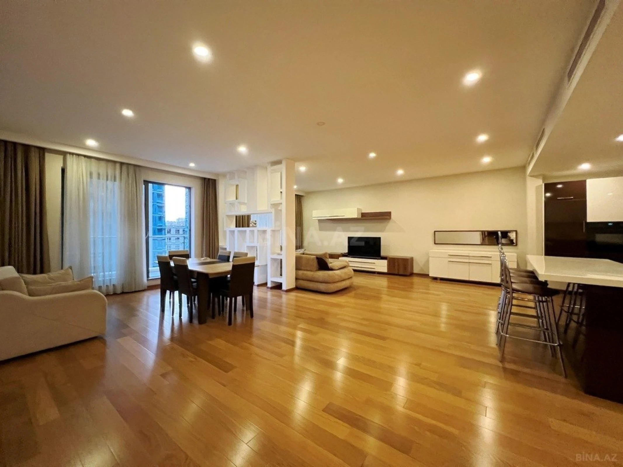 Kirayə verilir 4 otaqlı mənzil 220 m²