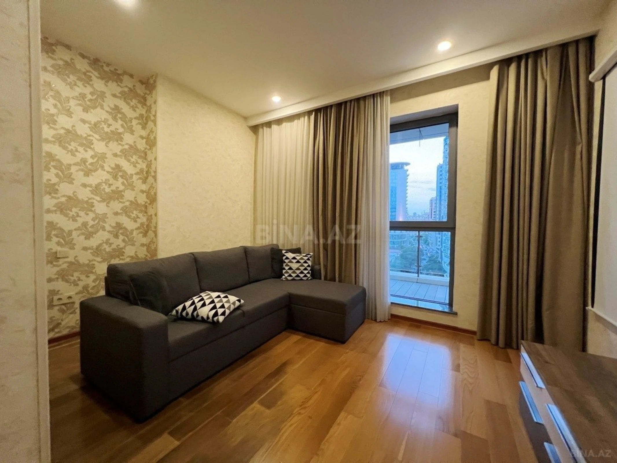 Kirayə verilir 4 otaqlı mənzil 220 m²