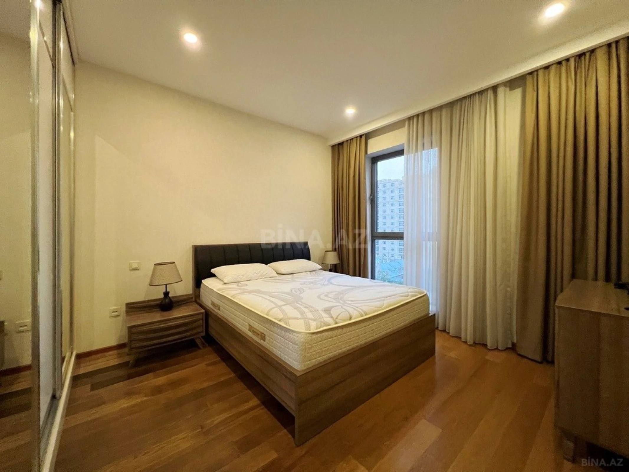 Kirayə verilir 4 otaqlı mənzil 220 m²