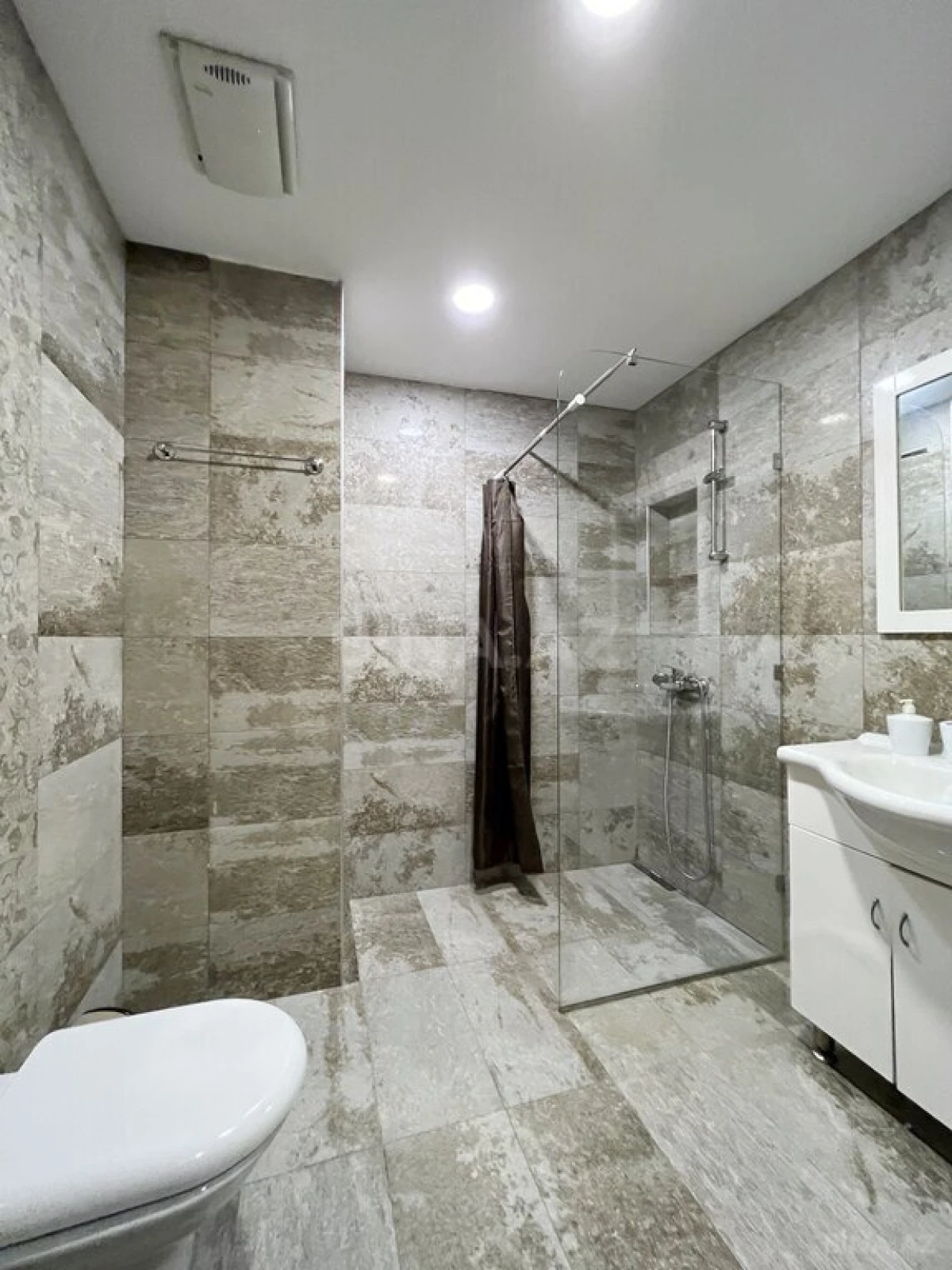 Kirayə verilir 4 otaqlı mənzil 220 m²