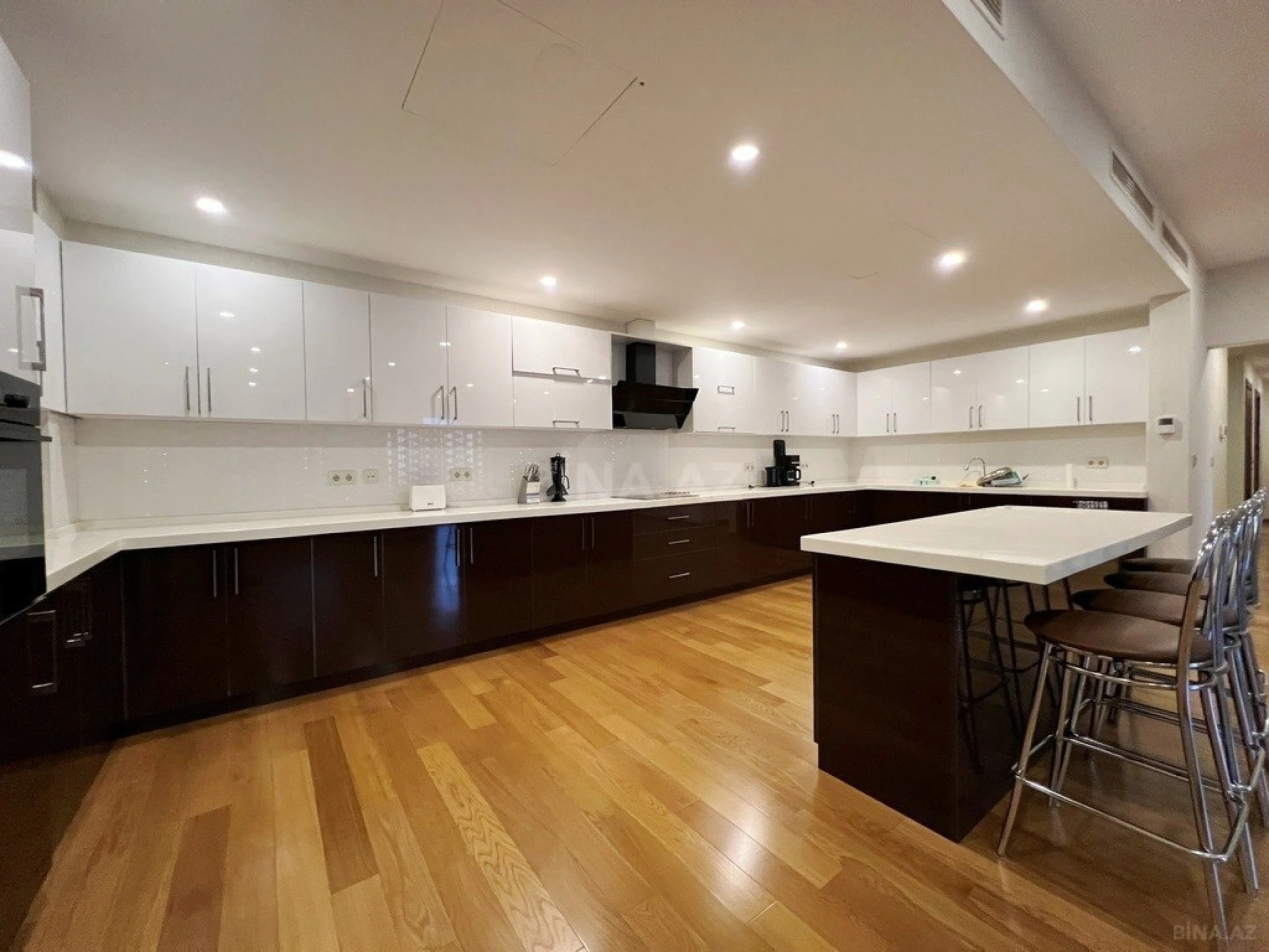 Kirayə verilir 4 otaqlı mənzil 220 m²