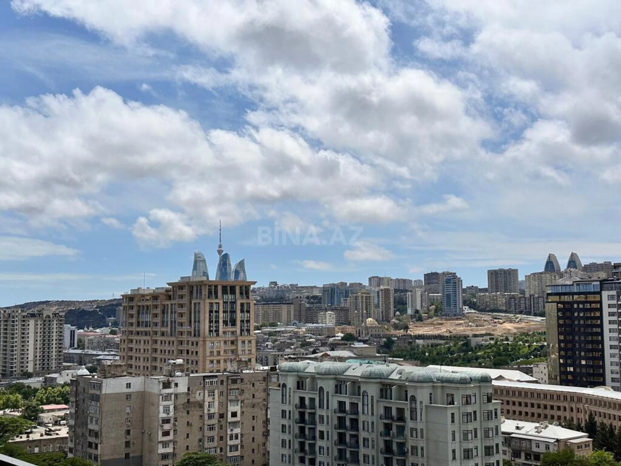 Satılır 4 otaqlı mənzil 220 m²