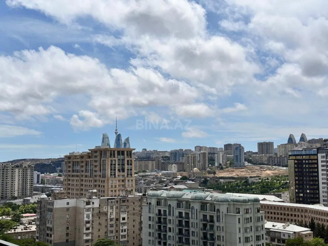 Satılır 4 otaqlı mənzil 220 m²