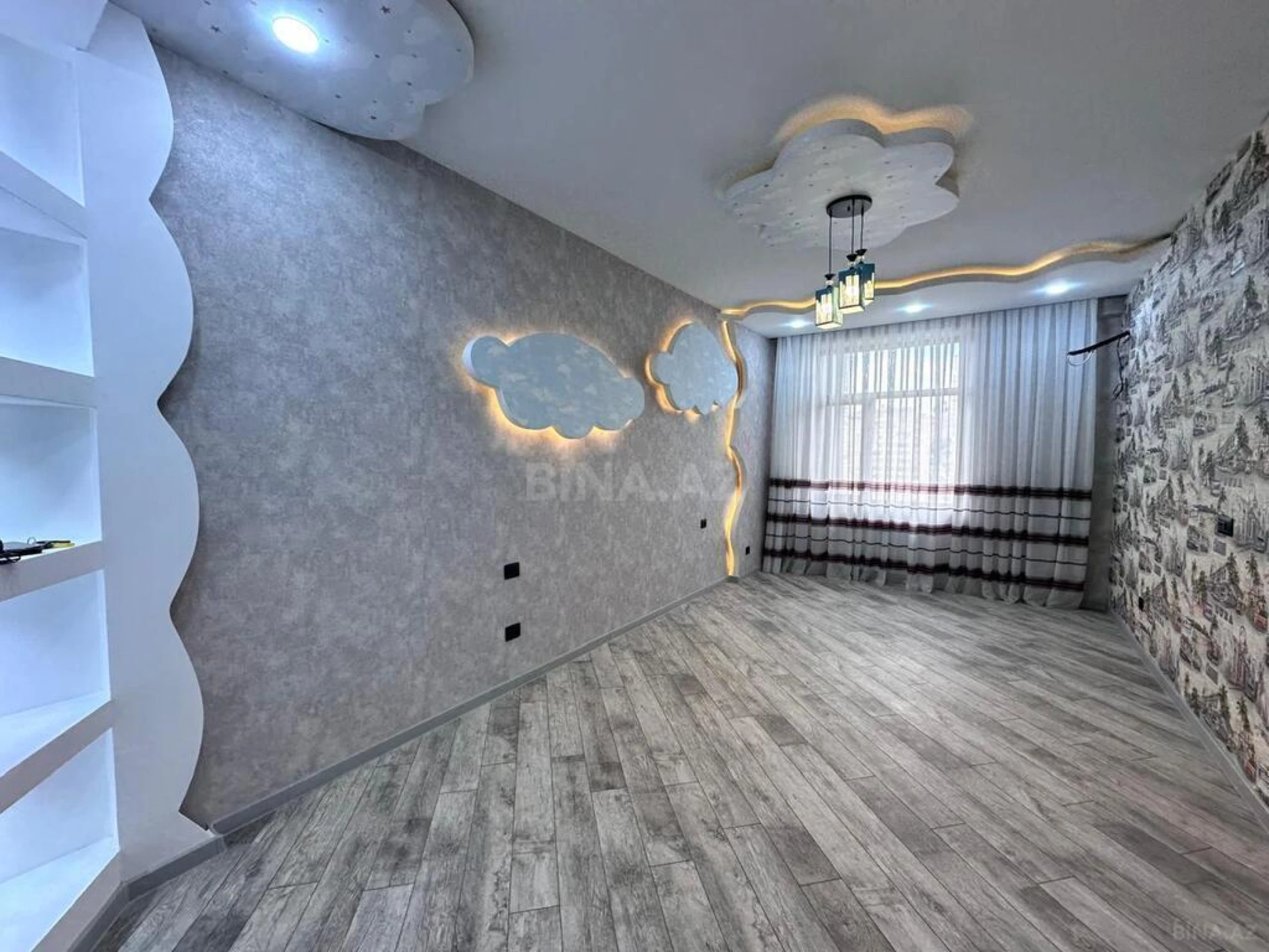 Satılır 4 otaqlı mənzil 220 m²