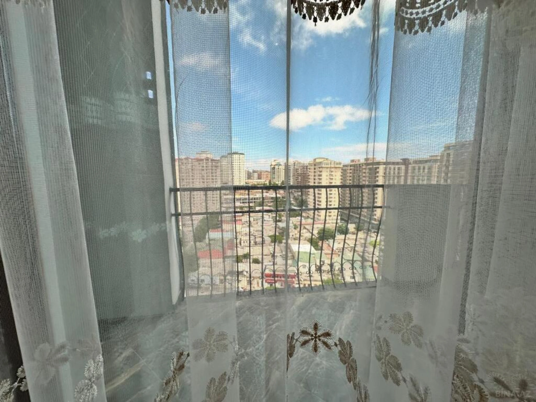 Satılır 4 otaqlı mənzil 220 m²