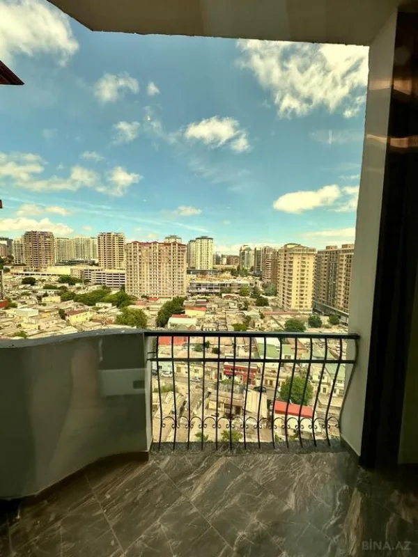 Satılır 4 otaqlı mənzil 220 m²