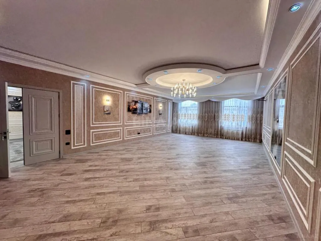 Satılır 4 otaqlı mənzil 220 m²