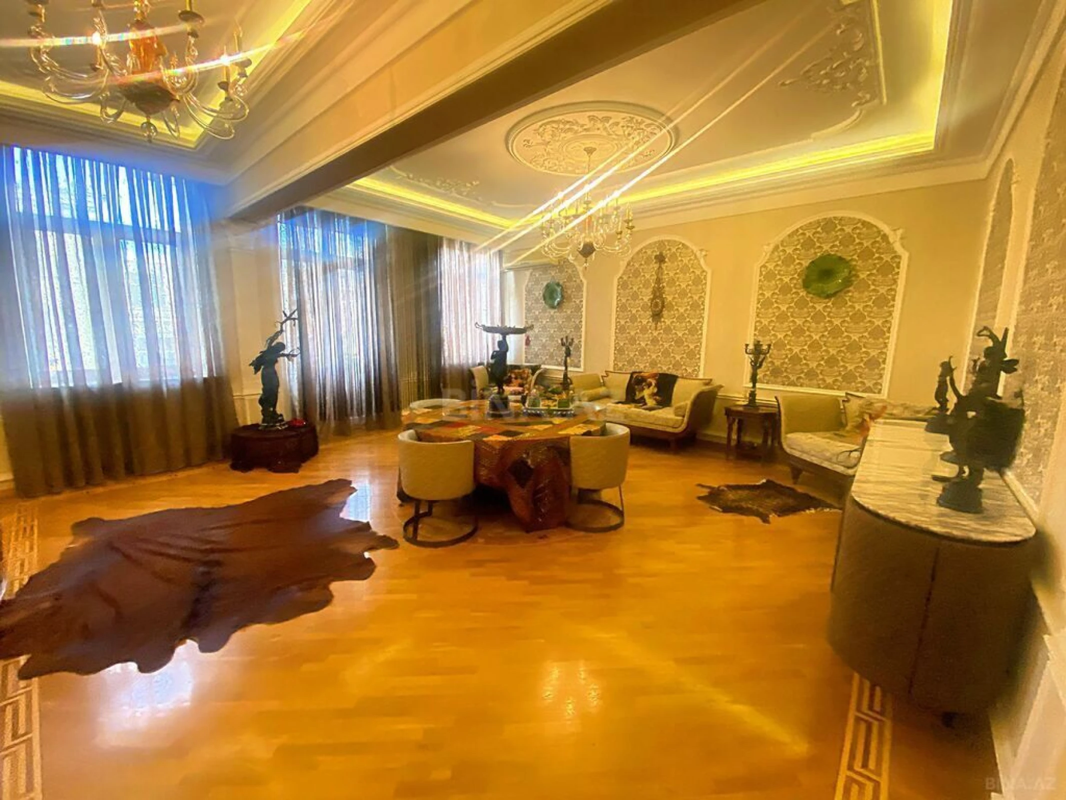 Satılır 5 otaqlı mənzil 210 m²