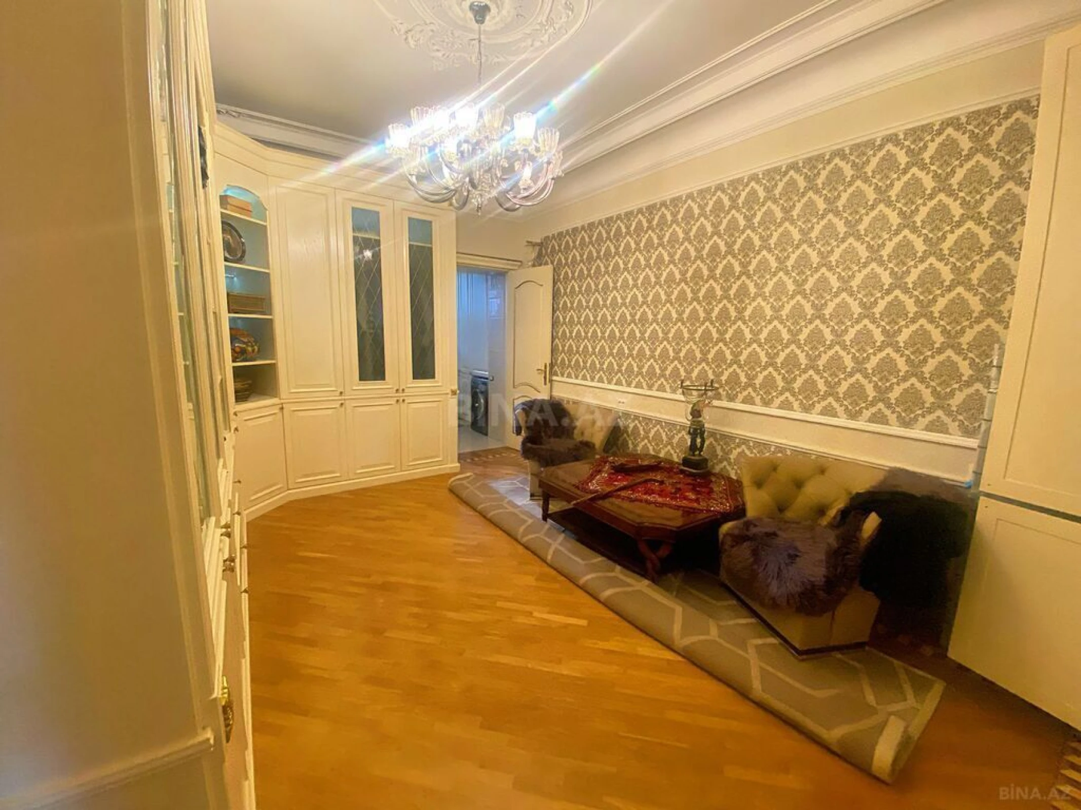 Satılır 5 otaqlı mənzil 210 m²