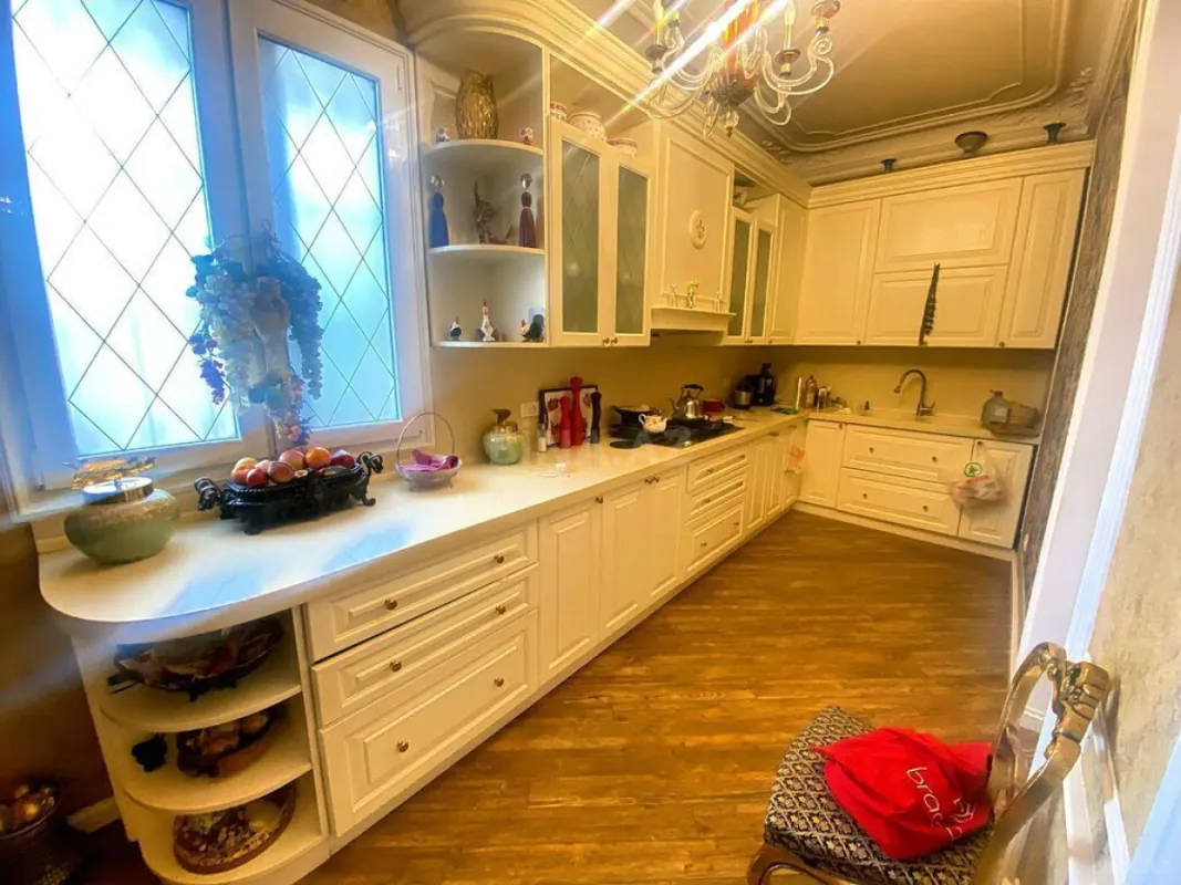 Satılır 5 otaqlı mənzil 210 m²