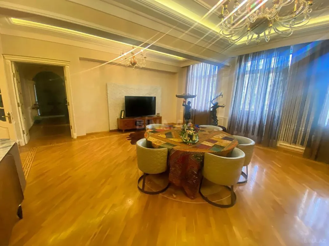 Satılır 5 otaqlı mənzil 210 m²