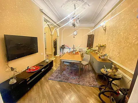 Satılır 5 otaqlı mənzil 210 m²