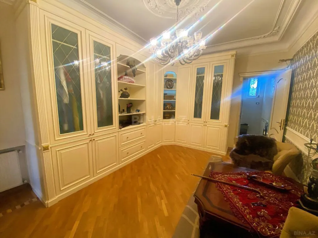 Satılır 5 otaqlı mənzil 210 m²