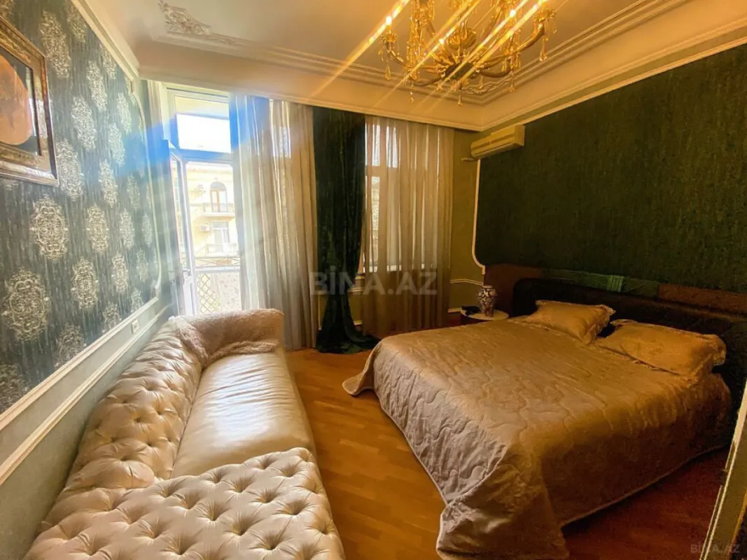 Satılır 5 otaqlı mənzil 210 m²