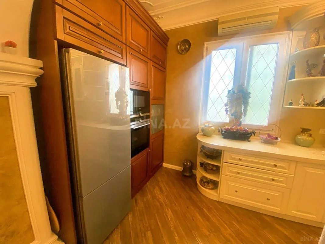 Satılır 5 otaqlı mənzil 210 m²