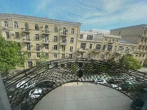 Satılır 5 otaqlı mənzil 210 m²