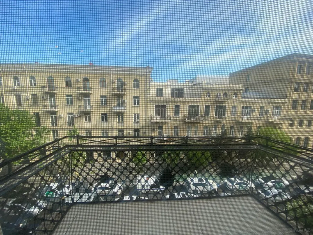 Satılır 5 otaqlı mənzil 210 m²