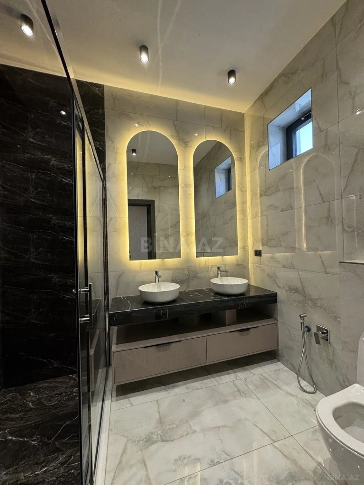 Satılır 6 otaqlı həyət evi 400 m²