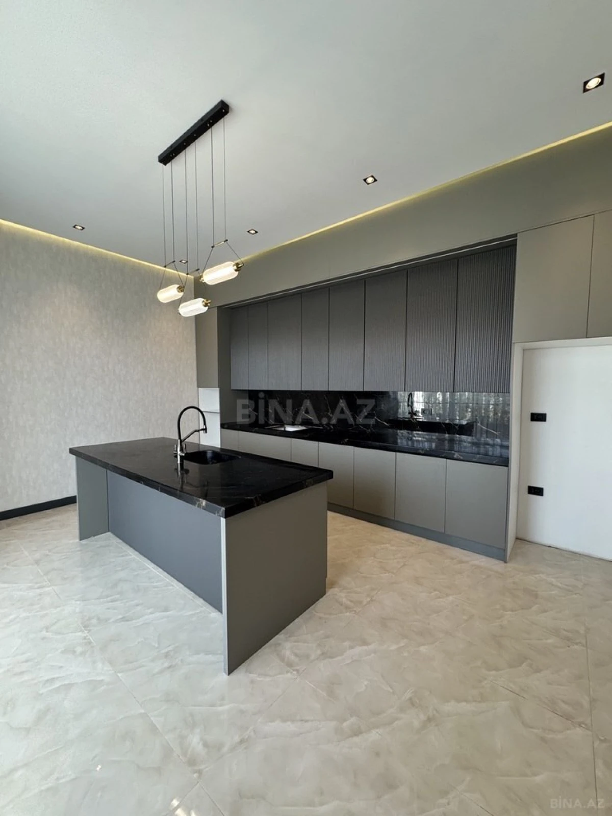 Satılır 6 otaqlı həyət evi 400 m²