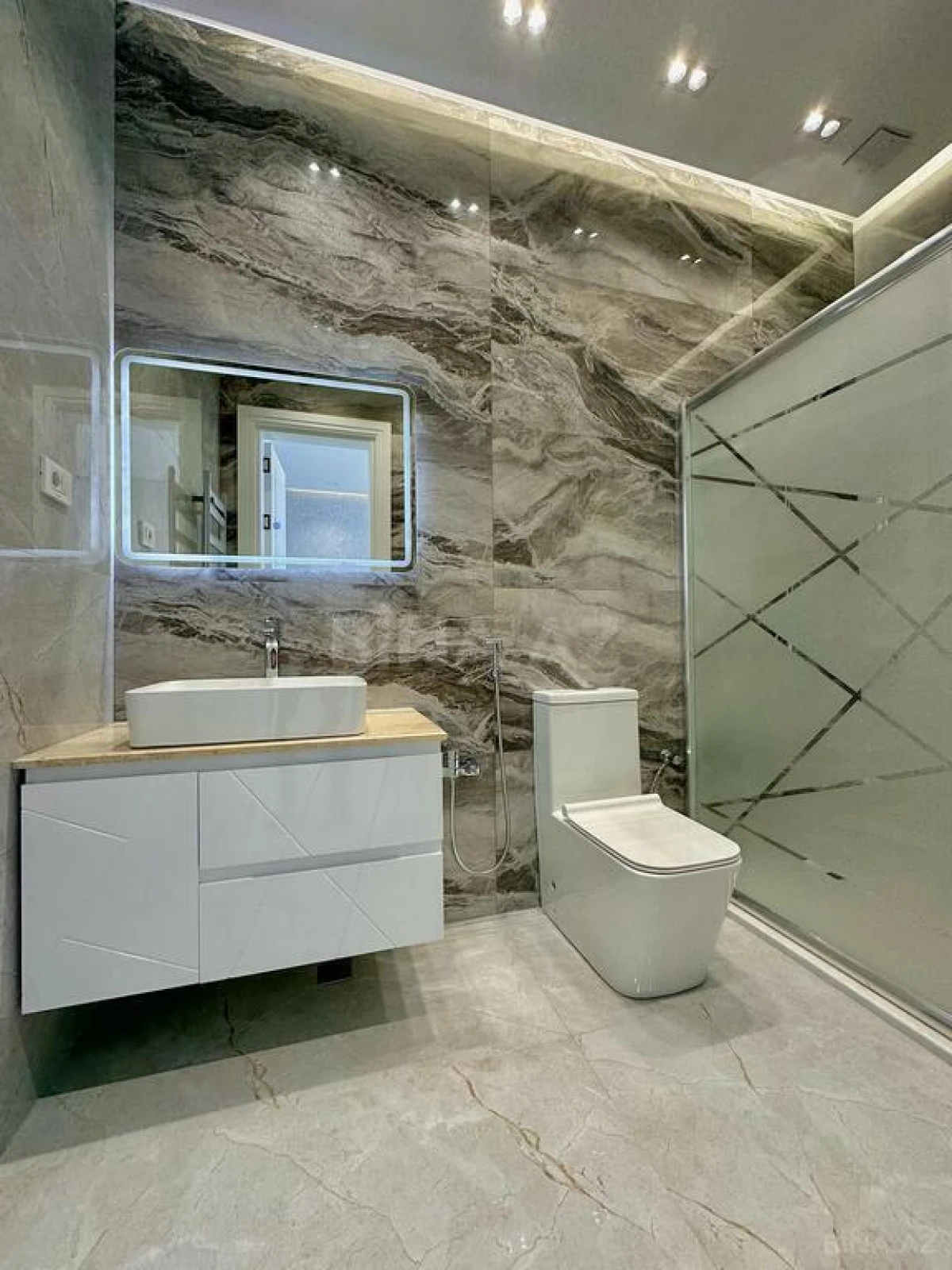 Satılır 5 otaqlı həyət evi 250 m²