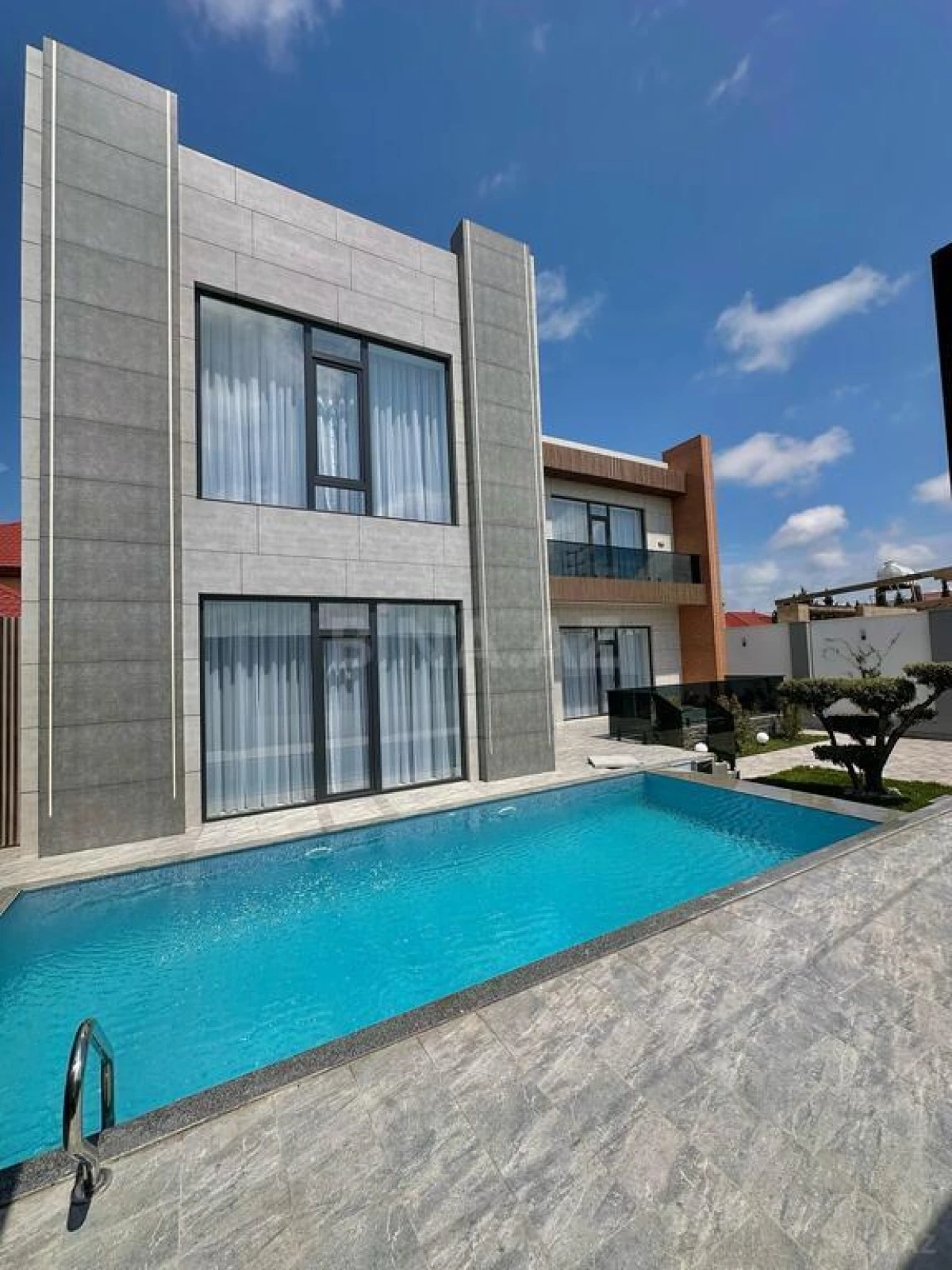 Satılır 5 otaqlı həyət evi 250 m²