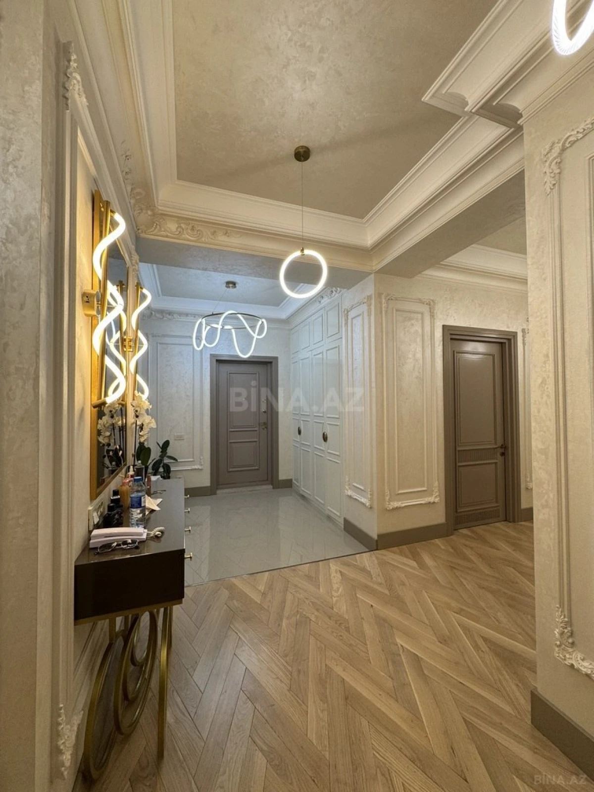 Satılır 7 otaqlı mənzil 220 m²