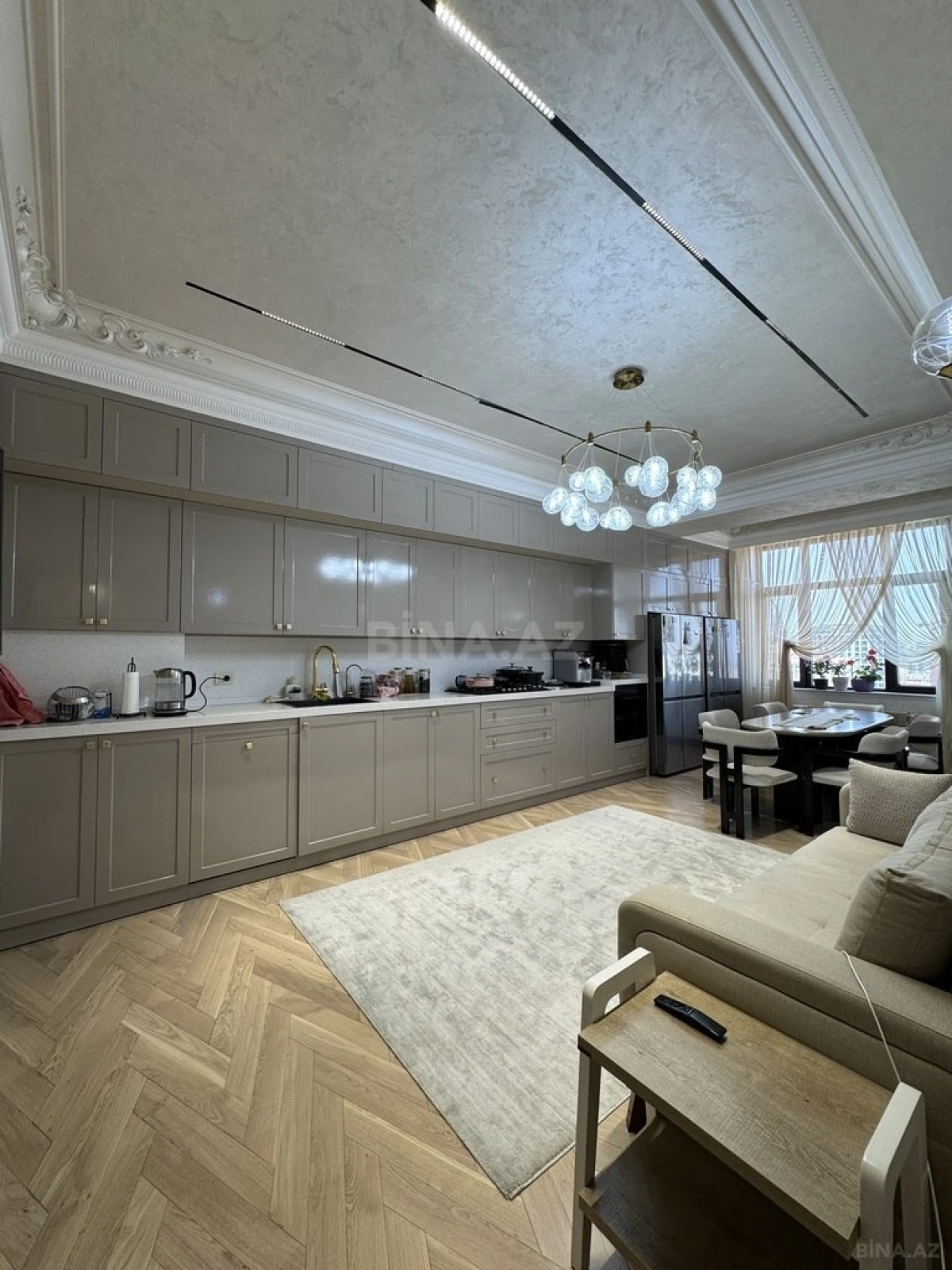 Satılır 7 otaqlı mənzil 220 m²